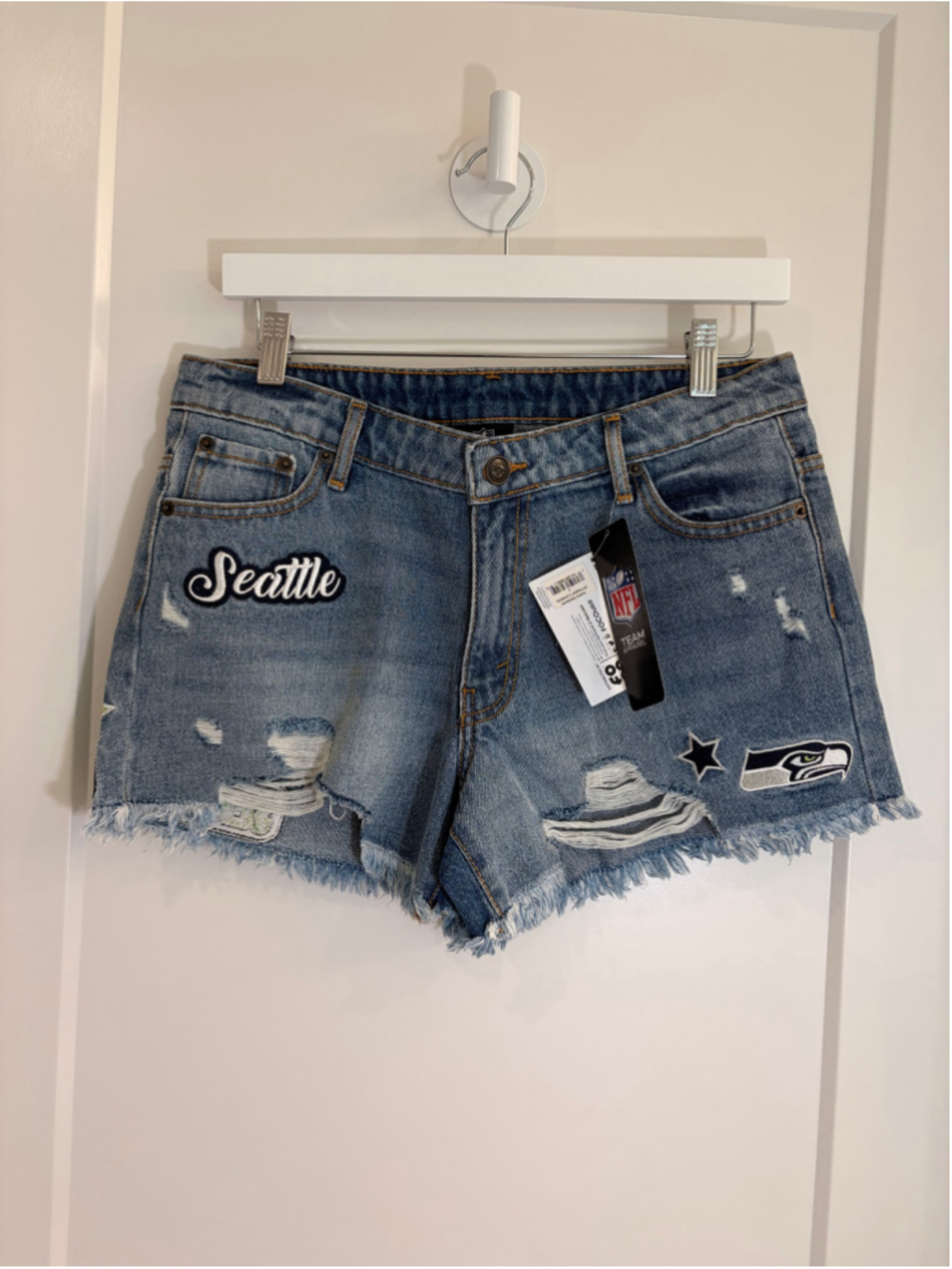 Women's NWT FOCO NFL Seattle Seahawks Distressed Denim Cutoff Shorts L